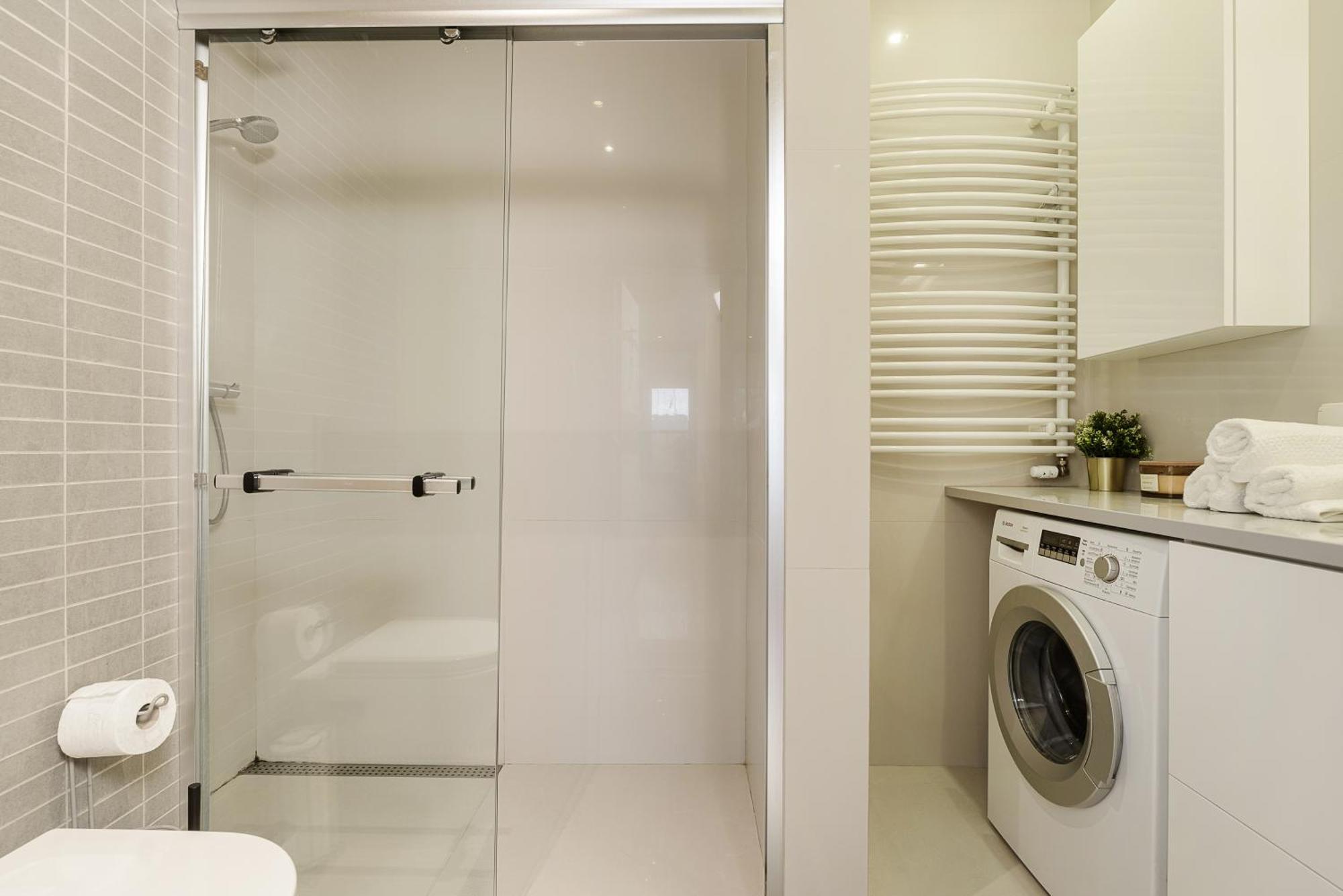 Cozy Family Apartments With Balcony Near Zlote Tarasy Warsaw Bilik gambar