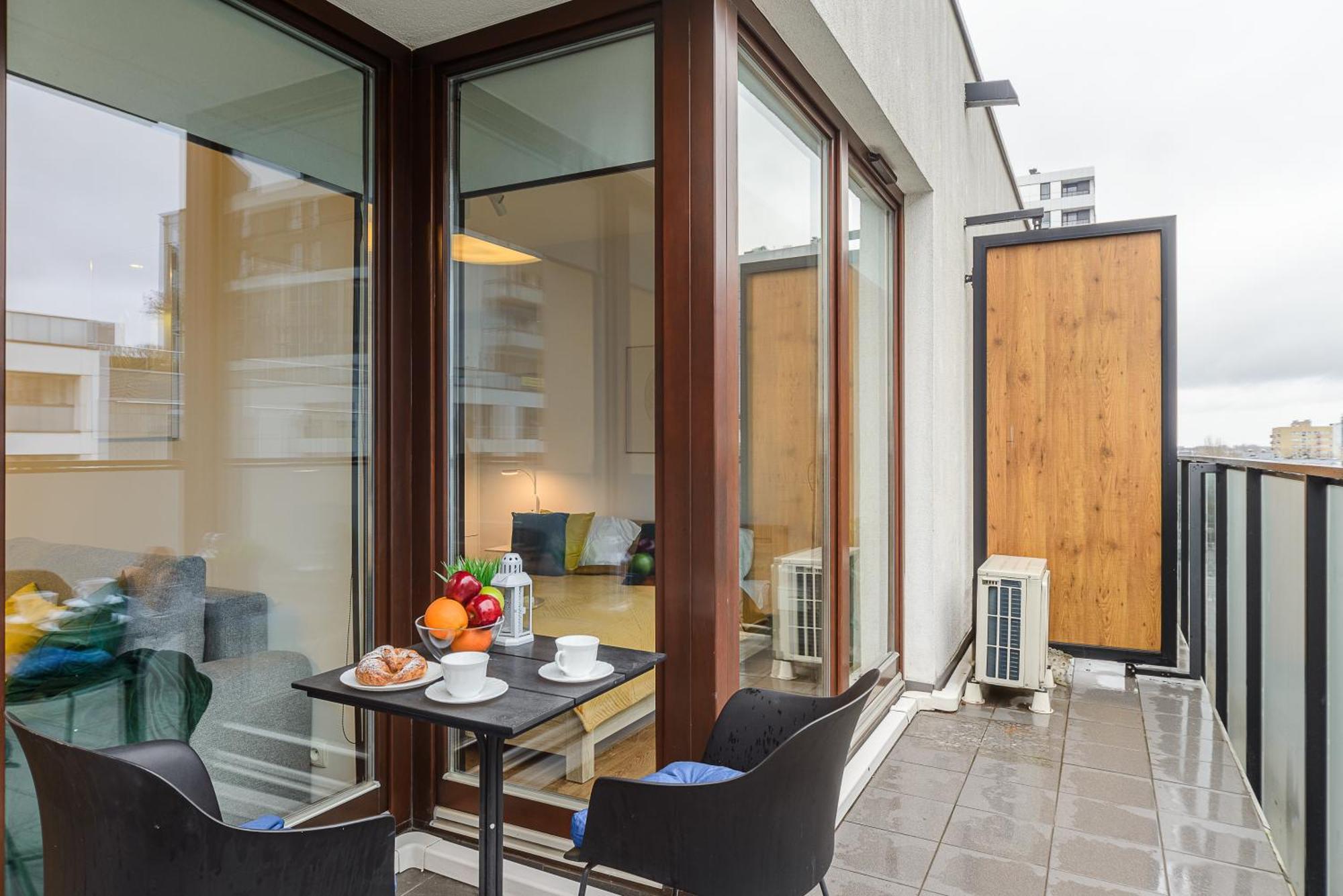 Cozy Family Apartments With Balcony Near Zlote Tarasy Warsaw Bilik gambar