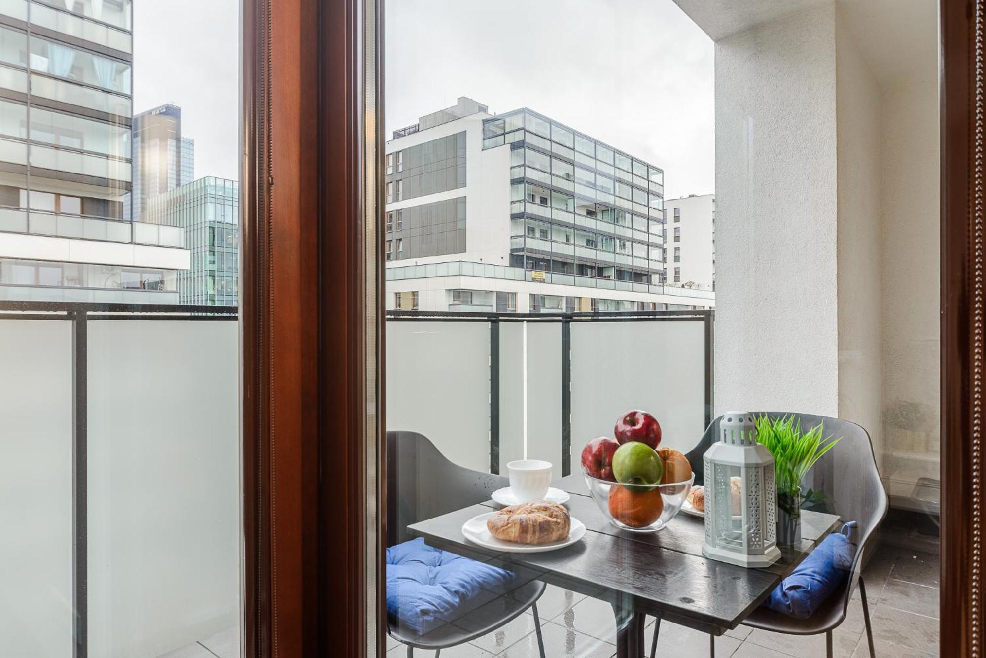 Cozy Family Apartments With Balcony Near Zlote Tarasy Warsaw Bilik gambar