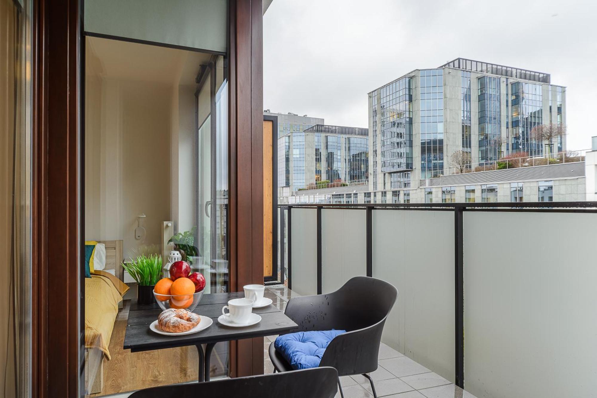 Cozy Family Apartments With Balcony Near Zlote Tarasy Warsaw Bilik gambar