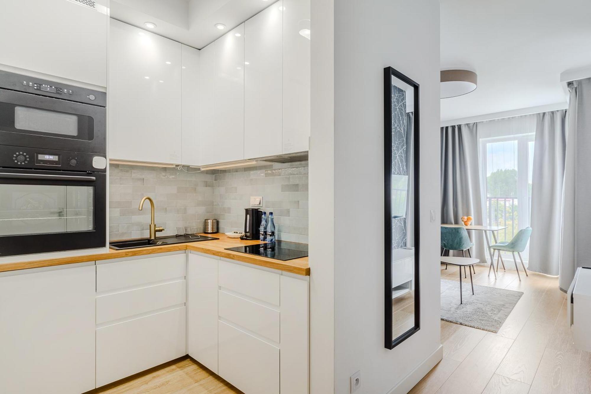 Cozy Family Apartments With Balcony Near Zlote Tarasy Warsaw Bilik gambar