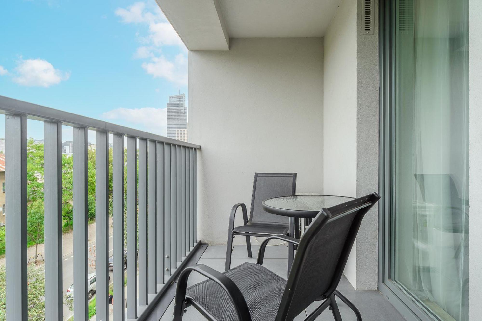 Cozy Family Apartments With Balcony Near Zlote Tarasy Warsaw Bilik gambar