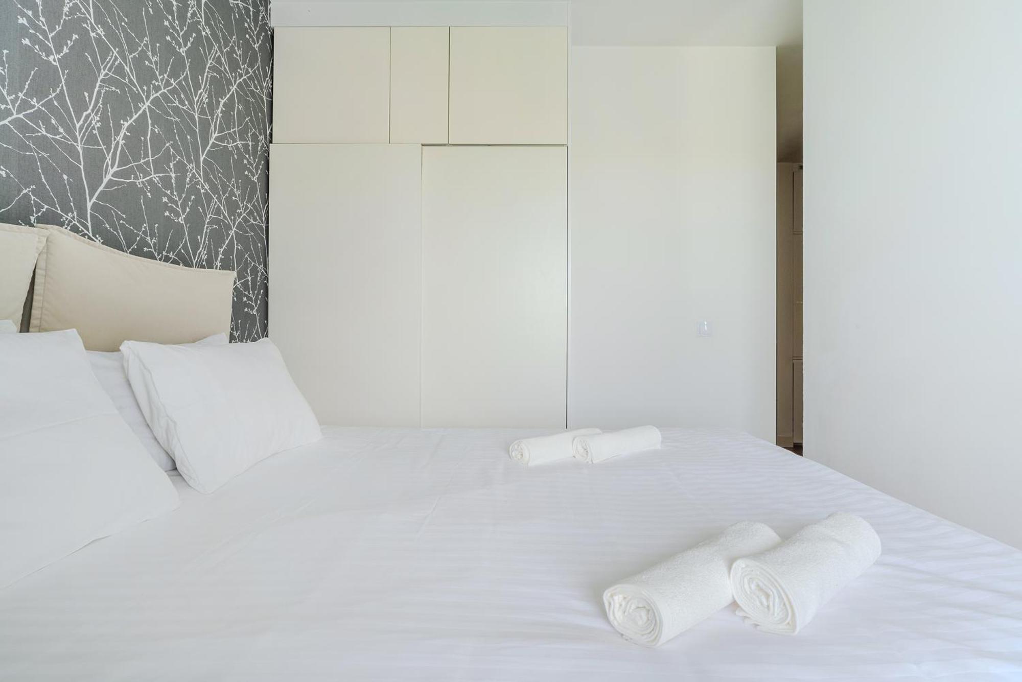 Cozy Family Apartments With Balcony Near Zlote Tarasy Warsaw Bilik gambar