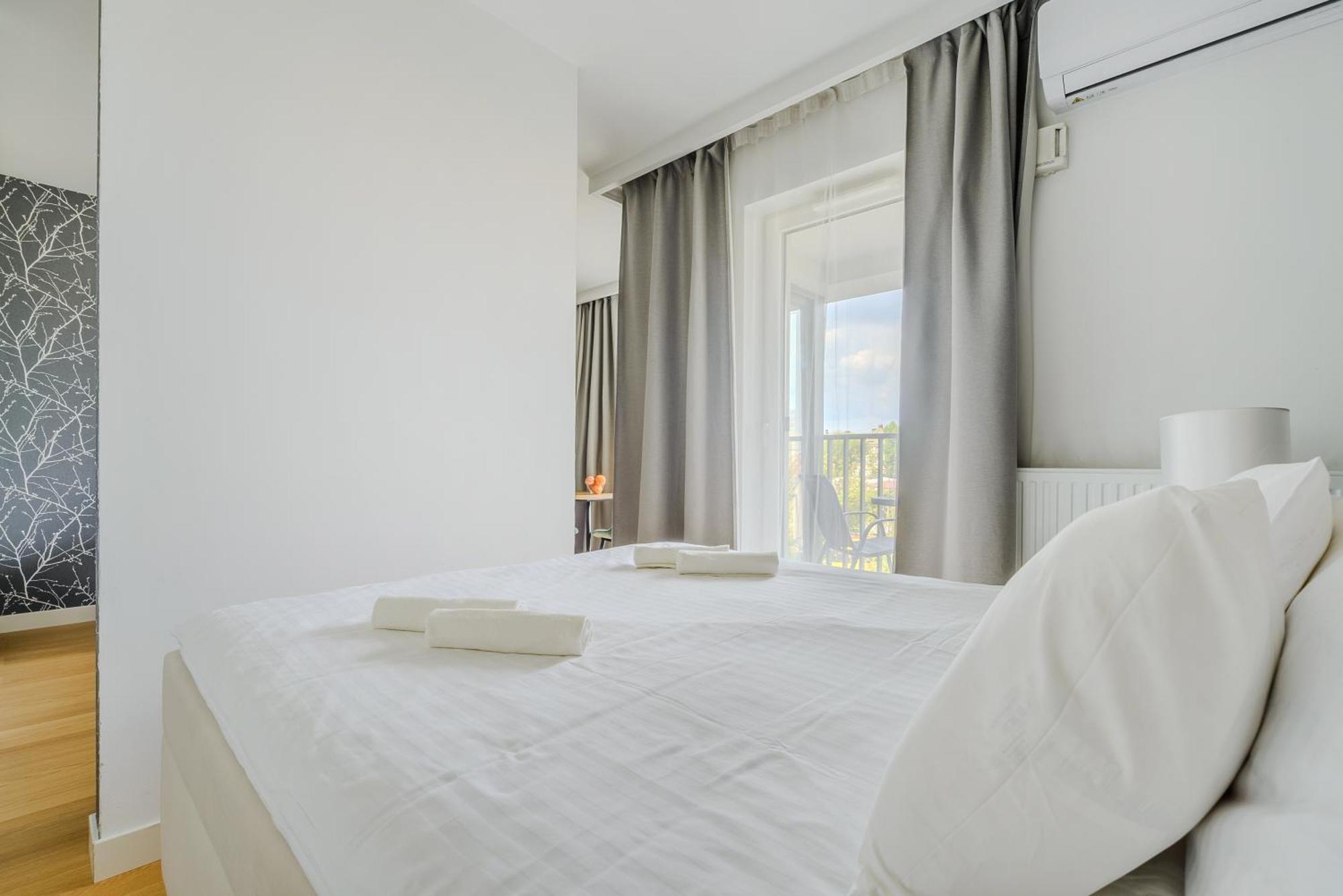 Cozy Family Apartments With Balcony Near Zlote Tarasy Warsaw Bilik gambar